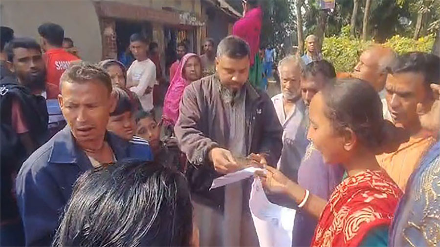 হিন্দু পাড়ায় বয়স্ক-বিধবা ভাতা কার্ডের নামে চাঁদাবাজি, আটক জামায়াত কর্মীকে ছাড়াতে তৎপরতা