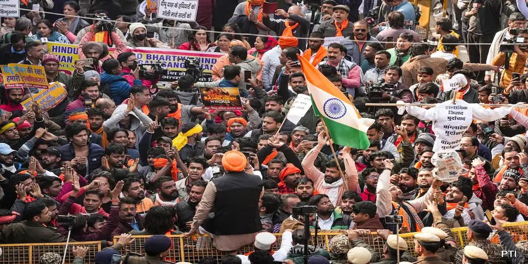 দীপু চন্দ্র দাস হত্যার প্রতিবাদে দিল্লিতে বাংলাদেশ হাইকমিশনের সামনে বিক্ষোভ, মুহাম্মদ ইউনূসের কুশপুত্তলিকা দাহ