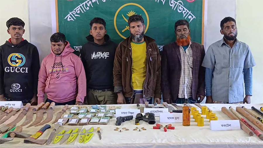 কালাপাহাড়িয়ায় ছাত্রদল নেতার বাড়ি থেকে থানা লুটের অস্ত্রসহ বিপুল অস্ত্রশস্ত্র উদ্ধার
