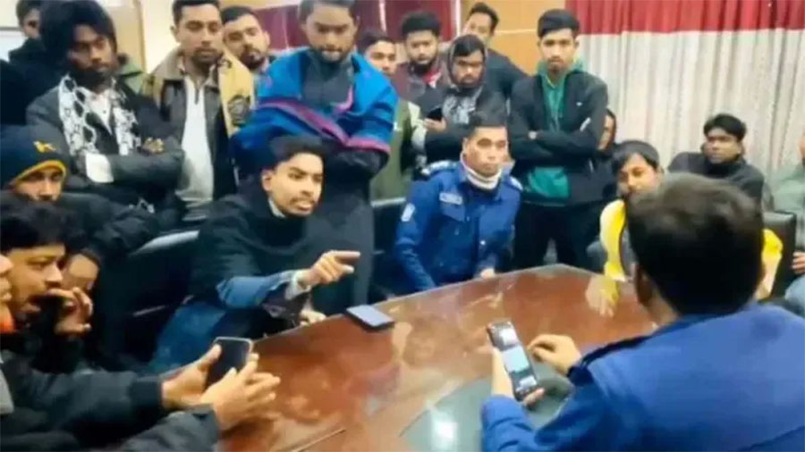 এসআই সন্তোষকে মেরেছি, থানায়ও আগুন দিয়েছি: এএসপি-ওসির সামনেই জুলাইযোদ্ধার দম্ভোক্তি