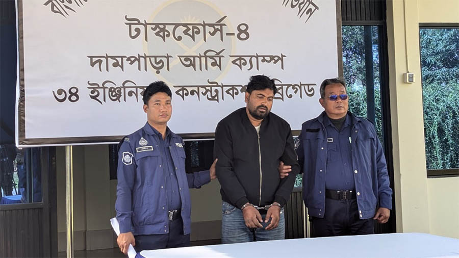 অস্ত্র হাতে ছবি ভাইরাল, রাঙ্গুনিয়ায় যুবক গ্রেপ্তার করলো যৌথবাহিনী