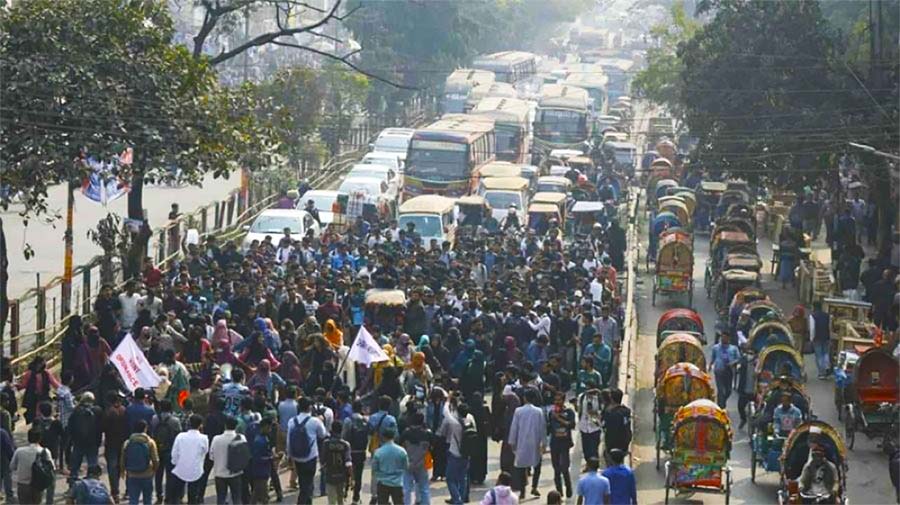 দাবি আদায়ে সাত কলেজের শিক্ষার্থীদের অবরোধ, যানজটে নাকাল হাজার হাজার মানুষ