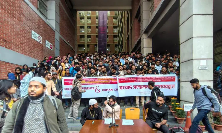 ইউএপিতে মব: পর্দা নিয়ে মতামতের জেরে দুই শিক্ষককে বহিষ্কার, অনির্দিষ্টকালের জন্য বন্ধ ঘোষণা