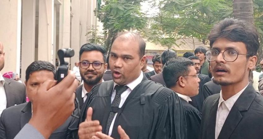 ঢাকা মহানগর আদালতে আওয়ামীপন্থি আইনজীবীদের ‘নো বোট, নো ভোট’ স্লোগান