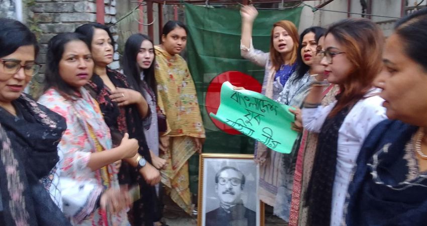 আওয়ামী লীগ সভাপতির কার্যালয়ে বঙ্গবন্ধুর ছবি, জাতীয় পতাকা উত্তোলন করল যুব মহিলা লীগ