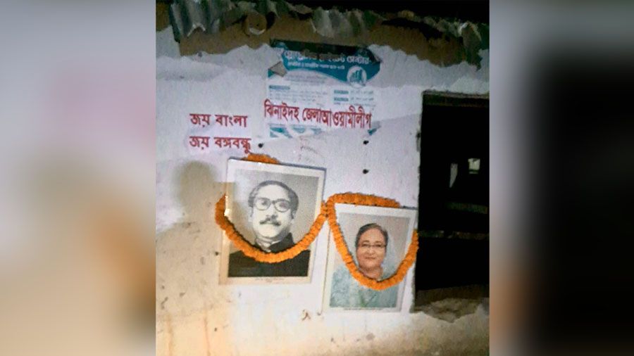 ঝিনাইদহে আওয়ামী লীগের গুঁড়িয়ে দেওয়া কার্যালয়ে বঙ্গবন্ধু ও শেখ হাসিনার ছবিতে পুষ্পমাল্য অর্পণ
