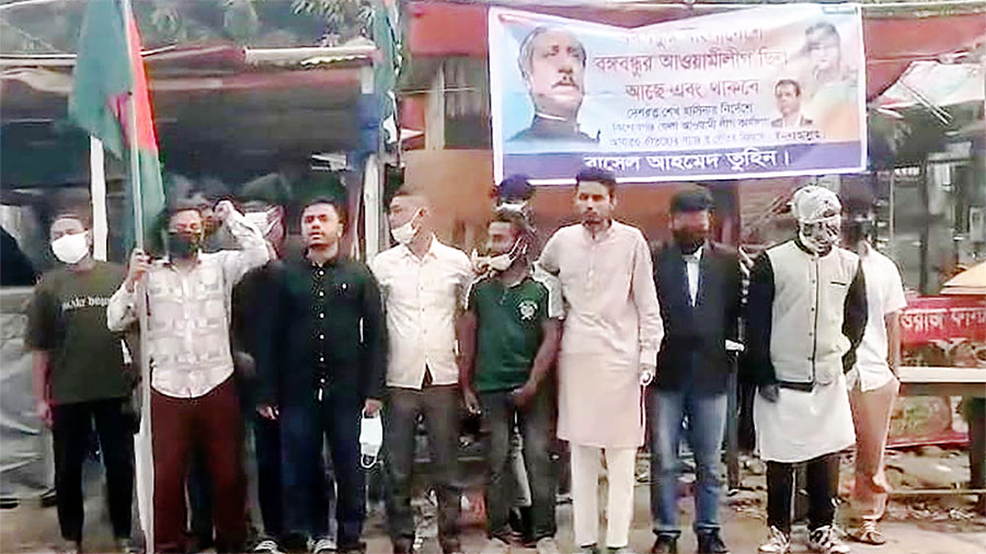 এবার কিশোরগঞ্জে আওয়ামী লীগ কার্যালয়ে জয় বাংলা স্লোগান, জাতীয় পতাকা উত্তোলন
