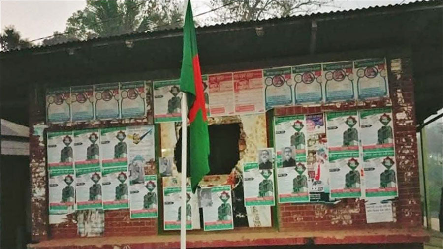 নড়াইলে আওয়ামী লীগ কার্যালয়ে জাতীয় পতাকা উত্তোলন, শোভা পাচ্ছে বঙ্গবন্ধু-শেখ হাসিনার ছবি