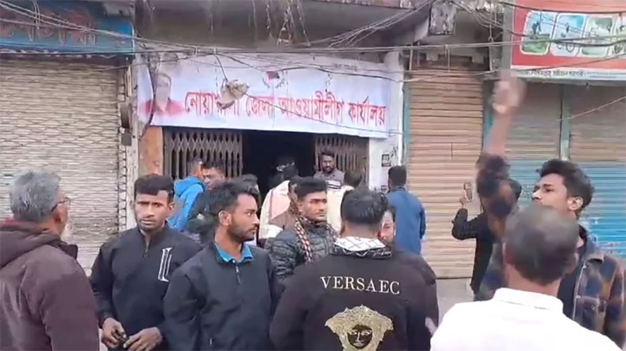 ‘জয় বাংলা’ স্লোগানে নোয়াখালীতে আওয়ামী লীগ কার্যালয়ের তালা ভেঙে প্রবেশ: ব্যানার ঝুলিয়ে মিছিল, আটক ৫