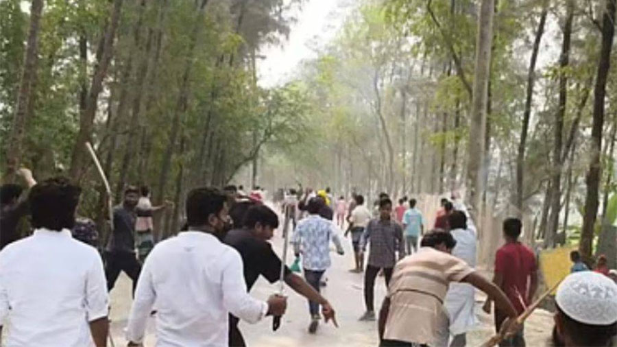 হাতিয়ায় বিএনপি-এনসিপির সংঘর্ষ: মোটরসাইকেল ও দলীয় কার্যালয় ভাঙচুর, পুলিশসহ আহত ২০