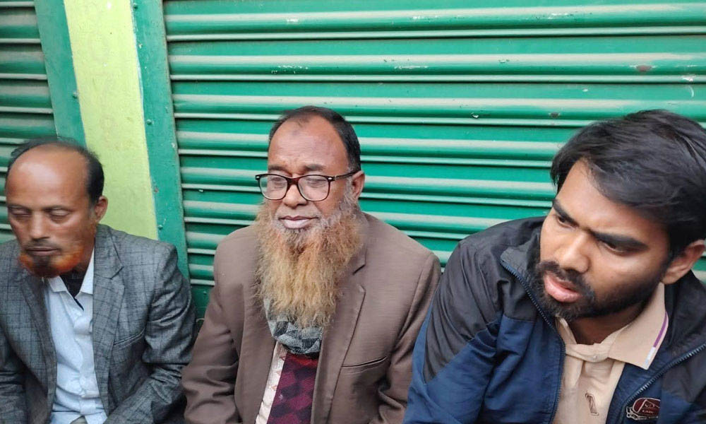 টাকা দিয়ে ভোট কেনার সময় জনতার হাতে আটক তিনজনকে হালকা উত্তম-মধ্যম, জেল-জরিমানা