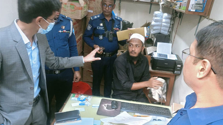 লক্ষ্মীপুরে ব্যালটের ৬ সিলসহ জামায়াত সমর্থক ব্যবসায়ী আটক