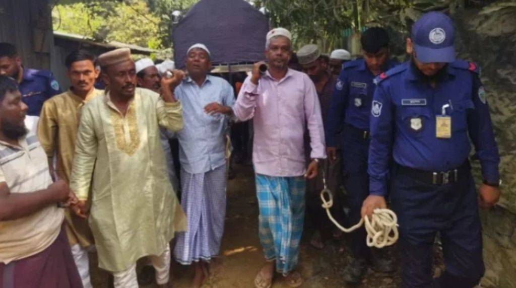 দুইদিন আগে হাতকড়া পরে মায়ের জানাজায় অংশ নেয়া সেই দুই ভাই হারালেন বাবাকেও
