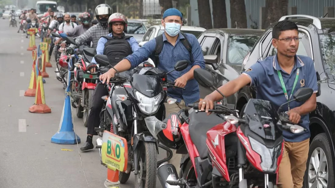তেলের অপেক্ষায় দেশজুড়ে ভোগান্তি: সরবরাহ সংকট, রেশনিং ও আতঙ্কে পাম্পগুলোতে দীর্ঘ লাইন