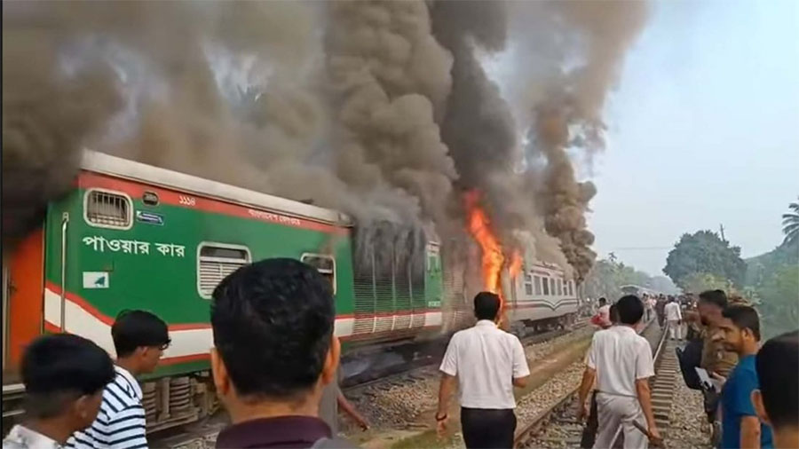 সীতাকুণ্ডে চলন্ত চট্টলা এক্সপ্রেস ট্রেনে আগুন, বেঁচে গেলেন ৯০০ যাত্রী