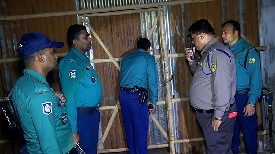 চট্টগ্রামে সন্ত্রাসী ধরতে মধ্যরাতে ঢাকঢোল পিটিয়ে পুলিশের ‘এস ড্রাইভ’ তীব্র সমালোচনার মুখে