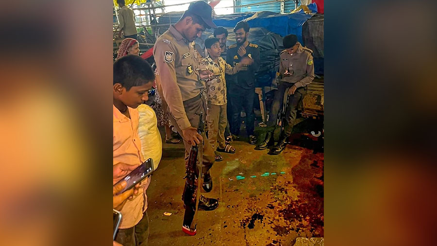 স্ত্রীকে দামি জুতা কিনে দিতে না পারা যুবকের আত্মহননের চেষ্টার ভুয়া গল্প অন্তর্জালে, প্রকৃত ঘটনা যা জানা গেল