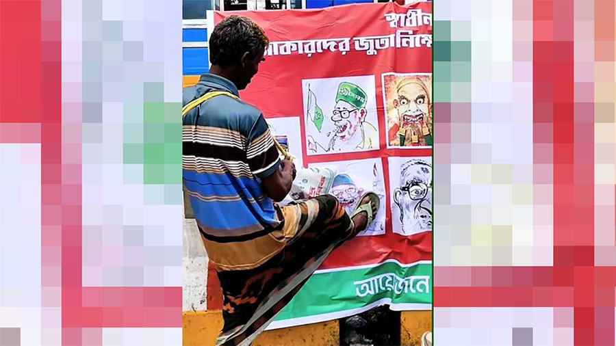 স্মৃতিসৌধ প্রাঙ্গণে রাজাকার ও পাকি সেনা-কর্তাদের উদ্দেশ্যে জুতা নিক্ষেপ