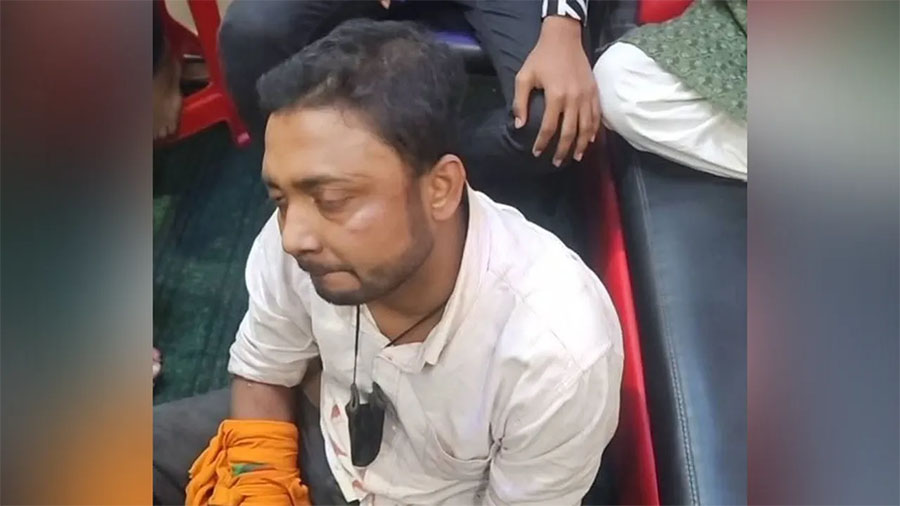 আইন-বিচার জনতার হাতে: ছিনতাইকারীকে হাতেনাতে ধরে কব্জি কর্তন
