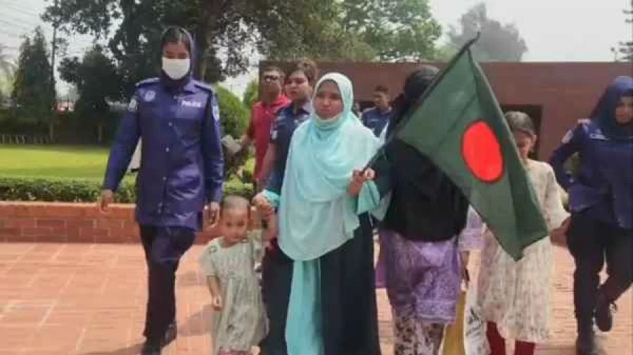স্বাধীনতা দিবসে স্মৃতিসৌধে ফুল দিতে এসে তিন সন্তানসহ নারী আটক