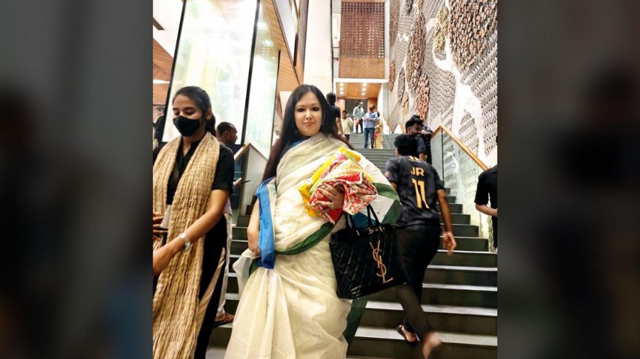 সংসদ সদস্য হলেও পণ্য কিনে ব্যাগ পেলেন না রুমিন ফারহানা, ক্ষুব্ধ প্রতিক্রিয়া