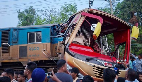 এবার ঈদে সড়কে অব্যবস্থাপনায় ঝরে গেল ২৭৪ প্রাণ ; দায় কি নেবে সরকার?