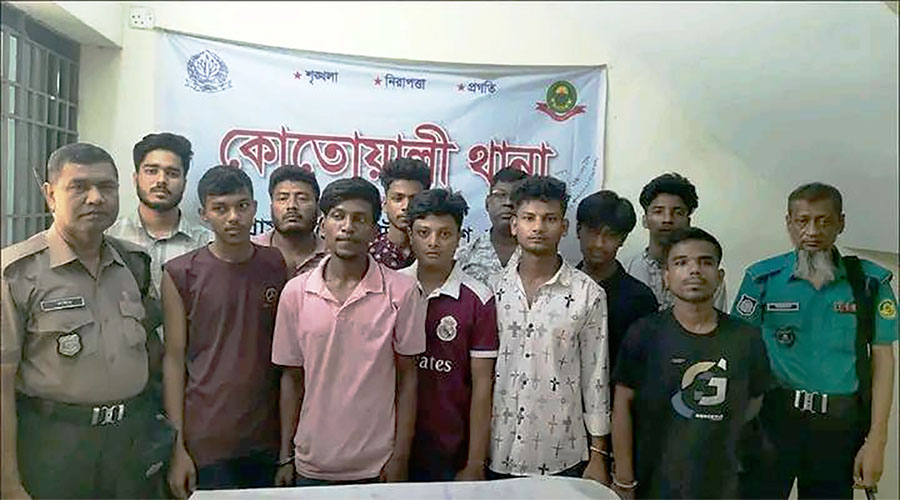 তেল-গ্যাসের দাবিতে মিছিলের মাশুল: অভিযানে চট্টগ্রামে ছাত্রলীগের ১২ নেতাকর্মী গ্রেপ্তার