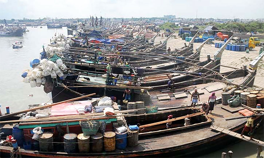 জ্বালানি সংকট: চট্টগ্রামে সমুদ্রগামী হাজারো ট্রলার, লাইটার জাহাজ অলস বসে আছে