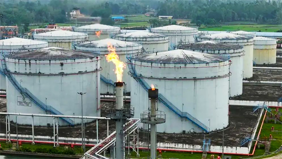 জ্বালানি তেলের সংকট: দেশীয় কোম্পানির ট্যাংকারে উপচে পড়ছে পেট্রোল-অকটেন, নিচ্ছে না সরকার