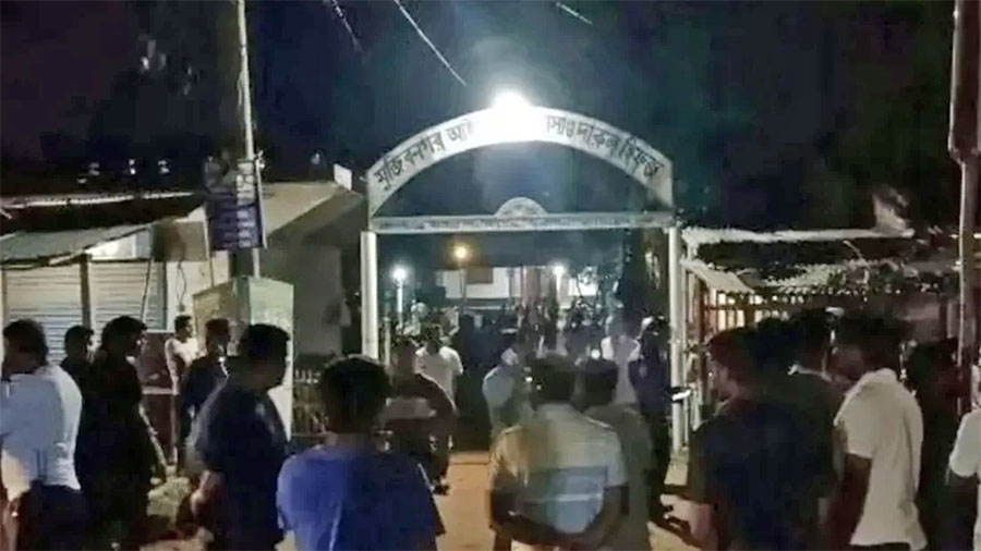 মেহেরপুরে জামায়াত আমিরের মাদ্রাসায় ৩ ছেলে শিশু ধর্ষিত: মাদ্রাসা ঘেরাও দিয়ে স্থানীয়দের বিক্ষোভ