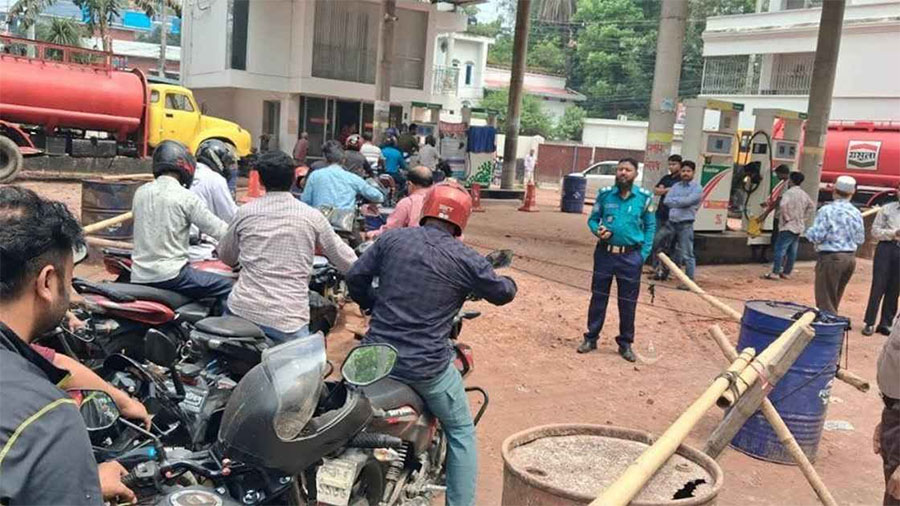 সড়ক ছেড়ে তেলের পাম্পের লাইন সামলাচ্ছে ট্রাফিক পুলিশ, জ্বালানি সংকটে নতুন চাপে দায়িত্বশীলরা