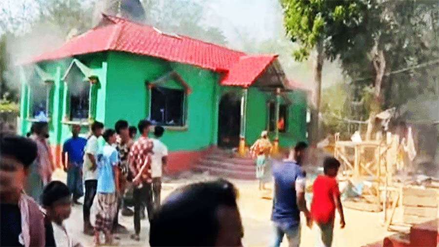 পুলিশের উপস্থিতিতেই কুষ্টিয়ায় উগ্রবাদী-তৌহিদি হামলায় পীর নিহত: আস্তানায় ভাঙচুর-অগ্নিসংযোগ-লুটপাট