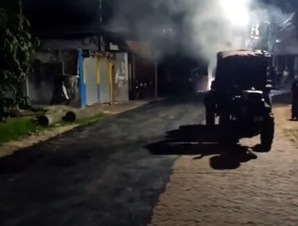 যশোরে তারেক রহমানকে বরণ করতে ইটের সলিংয়ের উপরে পীচ দিয়ে ‘রেডিমেড রাস্তা’