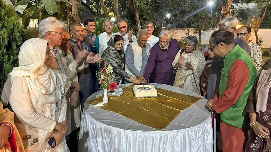 শতাধিক শিশুর মৃত্যু: ইউনূস ও তার উপদেষ্টাদের দেশত্যাগ ঠেকাতে আইনি নোটিশ