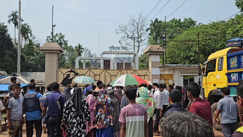 কৃষিজমিতে দূষিত বর্জ্য ফেলে উল্টো প্রতিবাদী কৃষককে আটক: মহাসড়ক অবরোধ