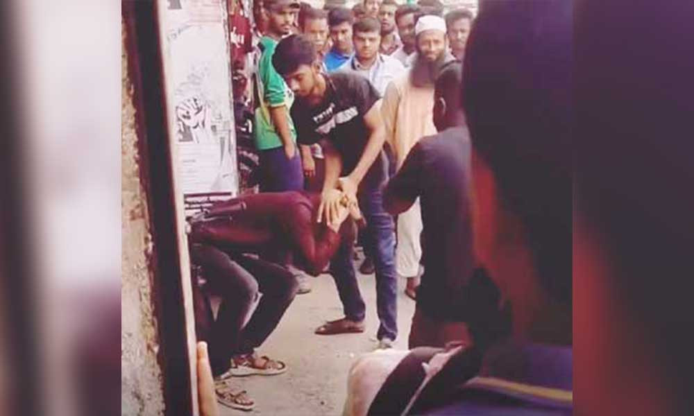 মাইকে ‘জয় বাংলা’ স্লোগান দেওয়ায় যুবককে পিটুনি