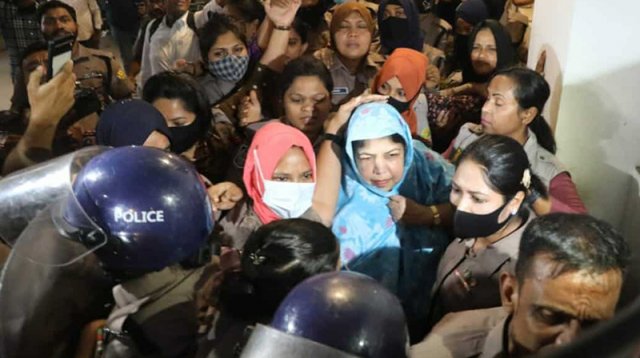 সাবেক স্পিকার গ্রেপ্তার: আদালতে আইনজীবীদের ‘জয় বাংলা’ স্লোগান