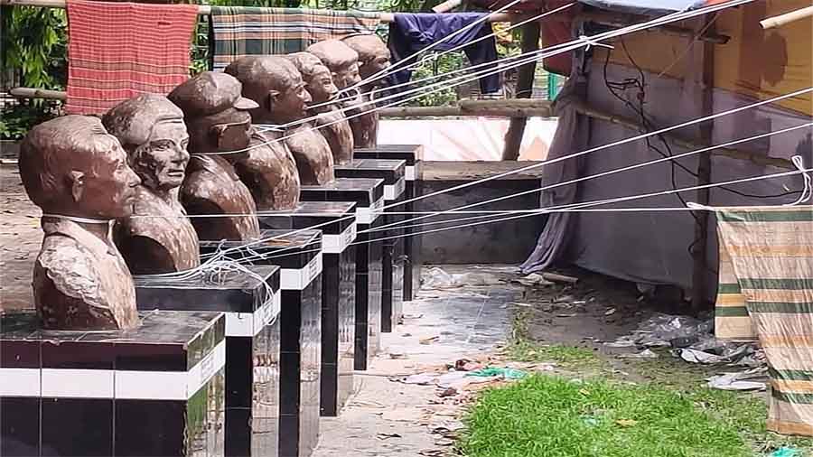 বীরশ্রেষ্ঠদের ভাস্কর্যে দড়ি বেঁধে চলছে প্রশাসনের মেলা, শুকানো হচ্ছে লুঙ্গিও