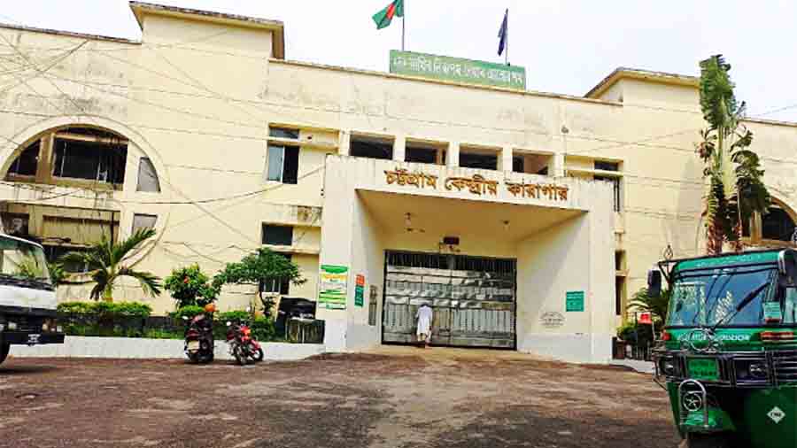 চট্টগ্রাম কারাগার যেন জীবন্ত নরক: ধারণক্ষমতার সাড়ে তিনগুণের বেশি বন্দির মানবেতর জীবন