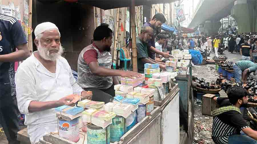 ঈদে চাই নতুন টাকা: আগ্রহ নেই ‘ছাপড়ি’ নোটে, সবাই খুঁজছেন পুরনো নকশার ‘বঙ্গবন্ধু’ নোট