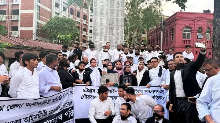 চট্টগ্রামে আইনজীবী সমিতির নির্বাচনে মনোনয়নপত্র সংগ্রহ নিয়ে রণক্ষেত্র আদালত পাড়া