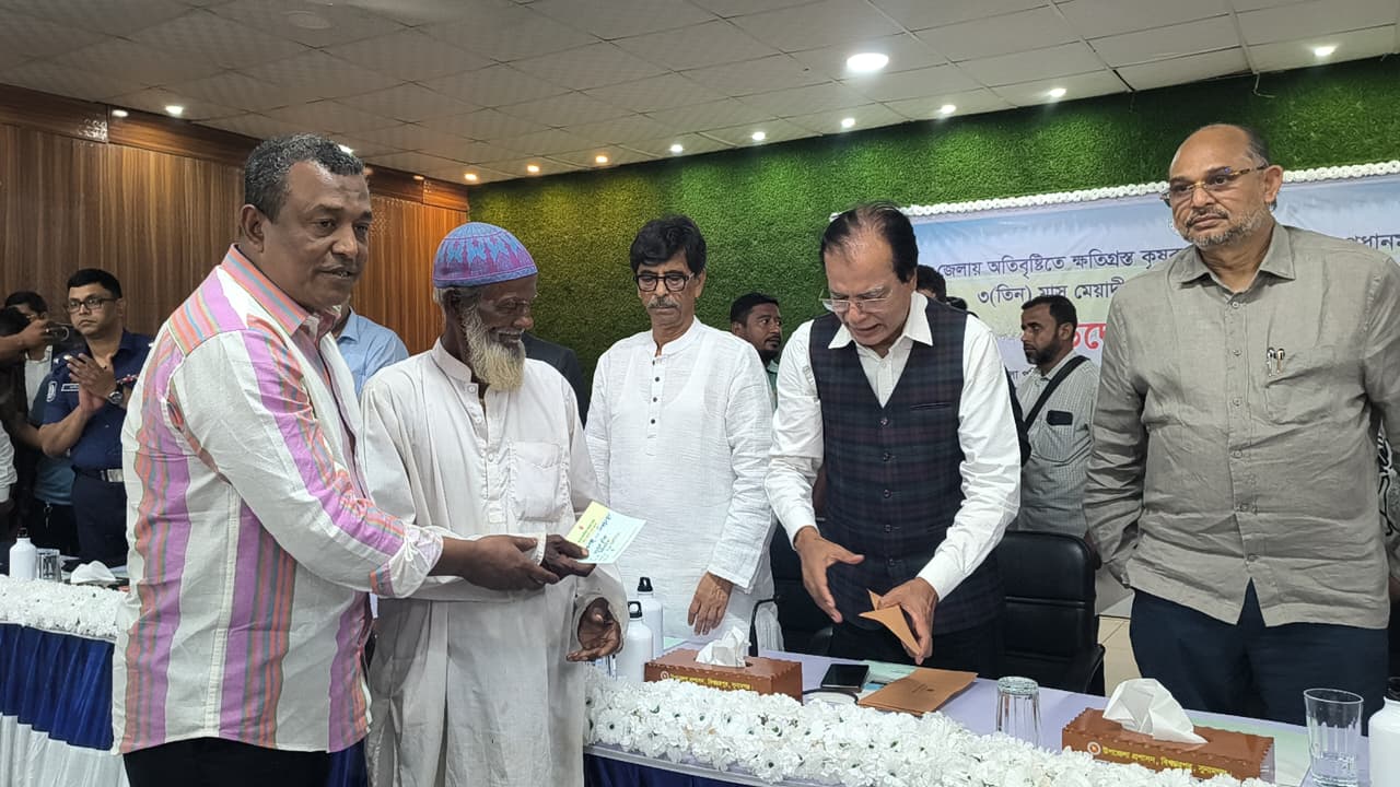 মন্ত্রীদের সামনে কৃষি কর্মকর্তাকে তুলোধুনোঃ কৃষি বিভাগ কর্তৃক হাওরের ক্ষয়ক্ষতির অসত্য তথ্য প্রদানের দাবি বিএনপি নেতাকর্মীদের