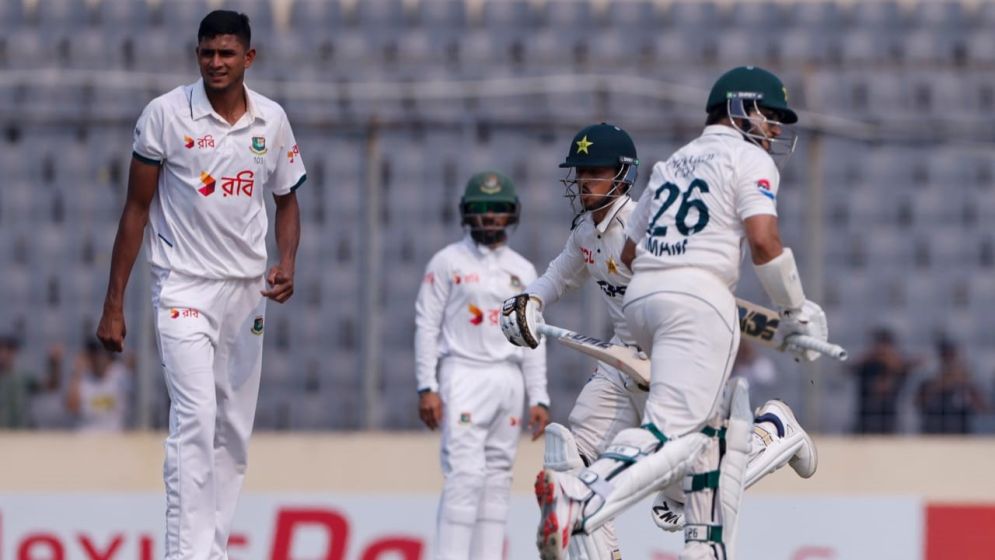 আব্বাস ও আওয়াইসের দাপটে মিরপুর টেস্টে ব্যাকফুটে বাংলাদেশ