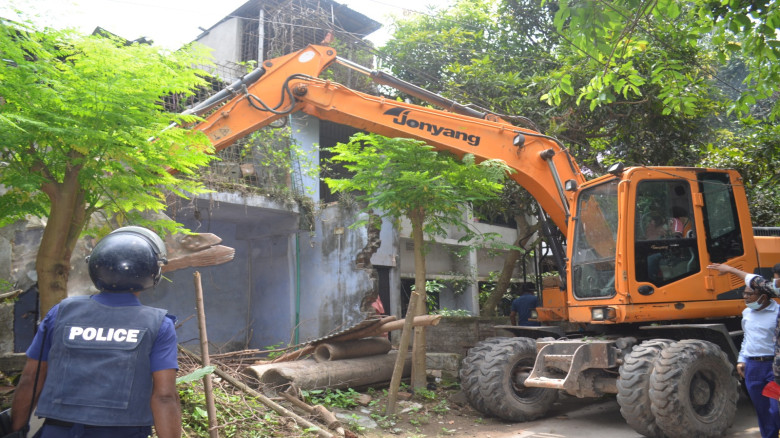 যশোরে আ.লীগের কার্যালয়সহ শতাধিক স্থাপনা গুঁড়িয়ে দিল প্রশাসন