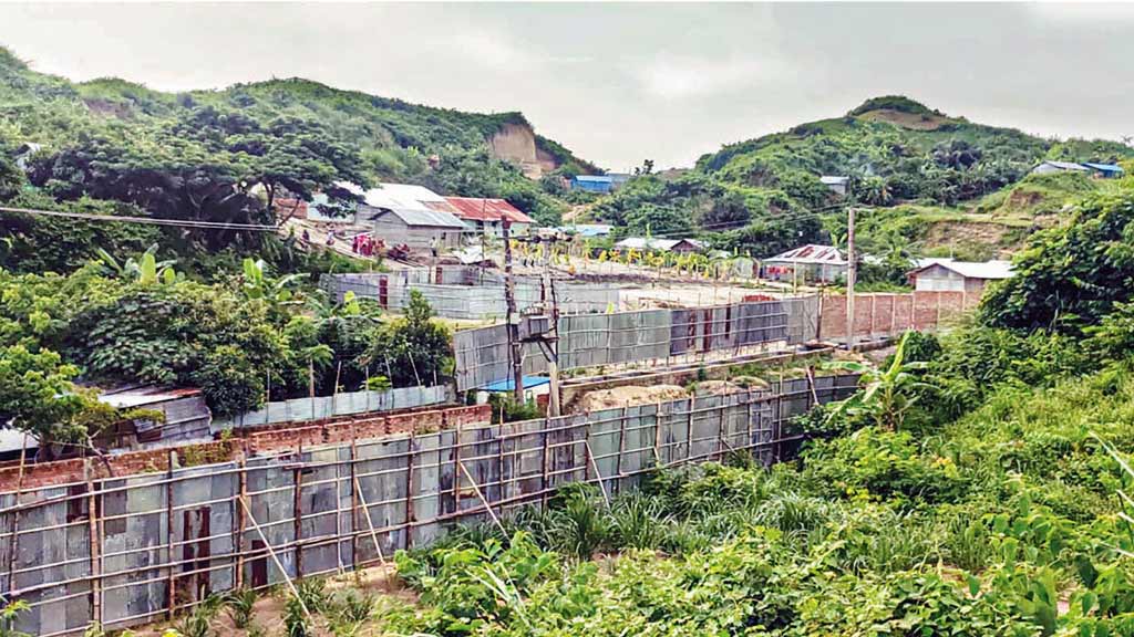 গভীর রাতে জঙ্গল সলিমপুরে ক্যাম্পের দেয়াল বুলডোজারে ভেঙে র‍্যাবের ওপর ইয়াসিন বাহিনির গুলি