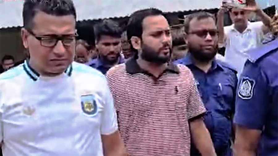 এসএসসি পরীক্ষার্থী বান্ধবীর সব পরীক্ষায় প্রটোকল, কেন্দ্রে খবরদারি: এনসিপি নেতাকে ধোলাই দিয়ে কক্ষে অবরুদ্ধ