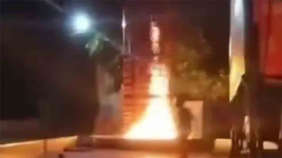 নেত্রকোণায় ‘জয় বাংলা’ স্লোগানে জুলাই স্তম্ভে আগুন, ভিডিও বিশ্লেষণ করছে পুলিশ