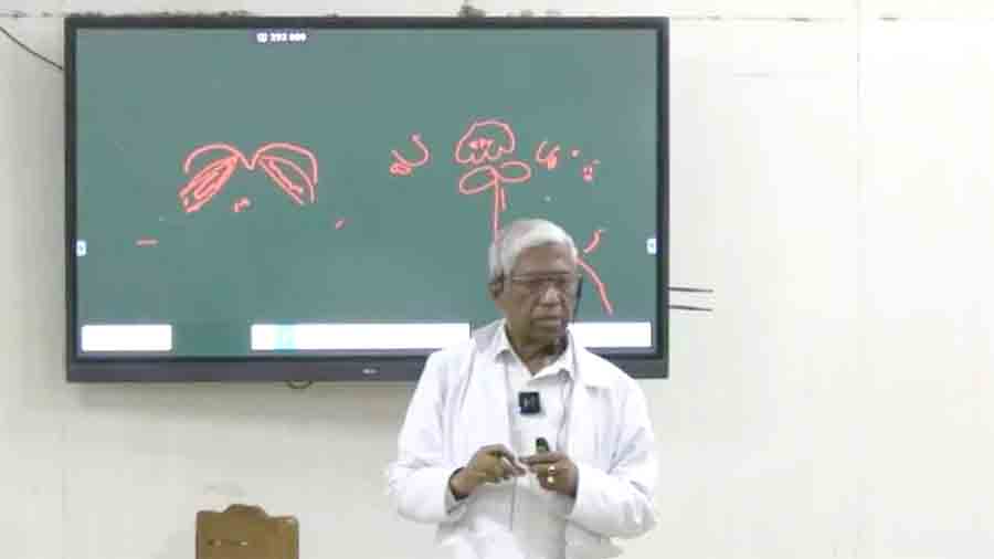 নিপীড়নের মুখে দেশছাড়া আন্তর্জাতিক খ্যাতিসম্পন্ন চিকিৎসক ডা. প্রাণ গোপাল অর্জিত মেধা-প্রজ্ঞা দান করছেন বিদেশি শিক্ষার্থীদের