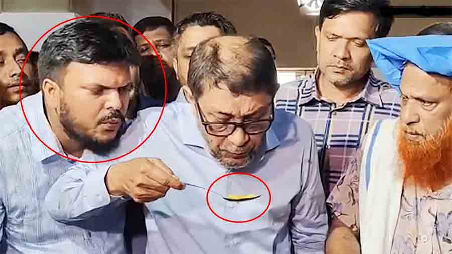 আগ বাড়িয়ে স্বাস্থ্যমন্ত্রীর চামচে ফুঁ, সরকারি কর্মকর্তার হাস্যকর আচরণে তুমুল সমালোচনা