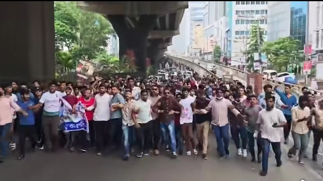 ঈদের ছুটি শেষে প্রথম কর্মদিবসেই ‘জয় বাংলা’ স্লোগানে উত্তাল চট্টগ্রাম